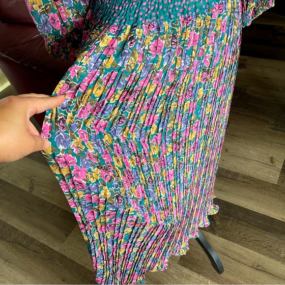 Vintage Maxi Dress. 70’s- 80’s Retro Floral and Pleated and with Shoulder Pad. - Picture 5 of 16